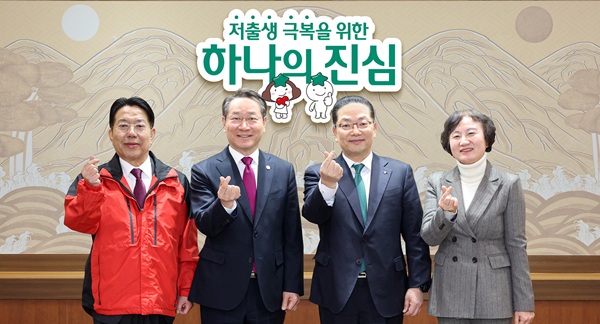 6일 오전 인천광역시 시청 접견실에서 열린 '하나금융그룹 챔피언십 기부금 전달식'에서 (왼쪽부터) 조상범 인천사회복지공동모금회장, 유정복 인천광역시장, 이호성 하나은행장, 시현정 인천광역시 여성가족국장이 기념촬영을 하고 있다.