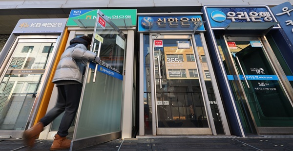 한 시민이 서울 시내 은행 ATM을 이용하고 있다. (사진=연합뉴스)