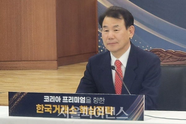 정은보 한국거래소 이사장은 11일 서울 여의도 한국거래소 본원에서 신년 기자간담회를 마치고 기자들의 질문에 답변하고 있다.(사진=박조아 기자)