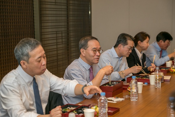 이찬우 NH농협금융지주 회장(왼쪽 두 번째)이 소통경영 차원에서 본사 임원들과 도시락 오찬을 하고 있다. (사진=농협금융)