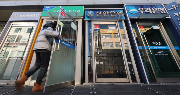 서울 시내에 있는 각 은행 ATM기기. (사진=연합뉴스)