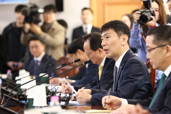 이복현 금융감독원장(오른쪽)이 19일 서울 중구 은행회관에서 열린 '은행장 간담회'에서 발언하고 있다. (사진=금융감독원)