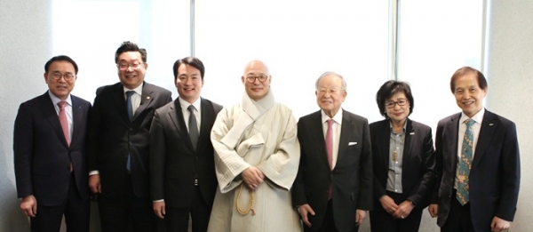 (왼쪽부터) 조용병 은행연합회장, 주형환 저출산고령사회위원회 부위원장, 박장범 KBS 사장, 진우스님 한국종교지도자협의회 공동대표의장, 손경식 한국경영자총협회 회장, 허명 한국여성단체협의회 회장, 이광형 KAIST 총장. (사진=은행연합회)