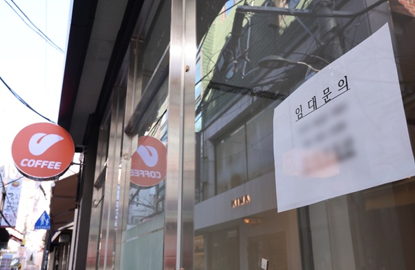 서울 서대문구 한 거리 폐업 카페에 임대문의 안내문이 붙어있다. (사진=연합뉴스)