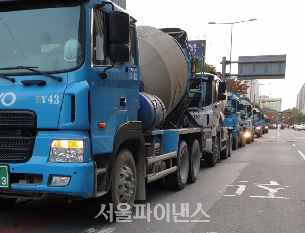 레미콘 차량들이 건설현장에 타설을 하기 위해 대기하고 있다. (사진=서울파이낸스DB)