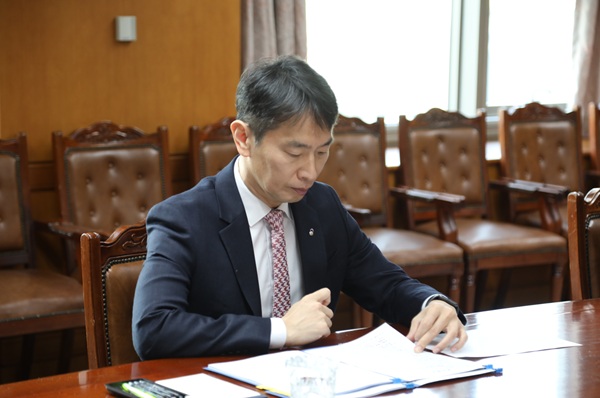 이복현 금융감독원장이 25일 금감원 본원에서 한국은행 금통위의 기준금리 인하에 따른 금융상황 점검회의를 주재하고 있다. (사진=금융감독원)