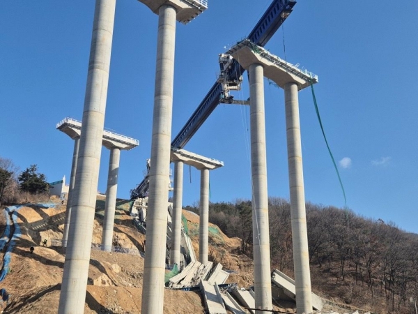 25일 경기도 안성시 서운면 소재 서울세종고속도로 세종~안성·오송구간 교량 상판 붕괴 현장(사진=충남보방본부)