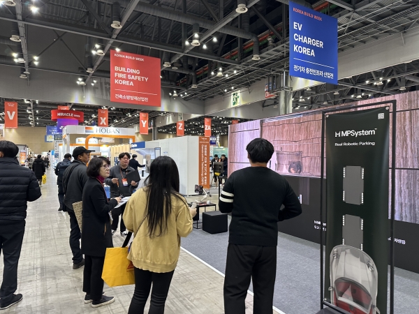 상생협력 건설 엑스포에서 엠피시스템(MPSystem) 로봇주차 설명하고 있는 모습 (사진=삼표그룹)