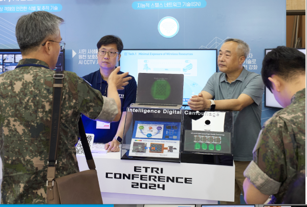 ETRI 연구진이 'ETRI 컨퍼런스 2025' 행사에 참가한 군 관계자를 대상으로 ISN 기술을 설명하는 모습. (사진=한국전자통신연구원)