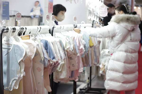베이비페어에서 참관객들이 아기 용품을 둘러보고 있다. (사진=연합뉴스)