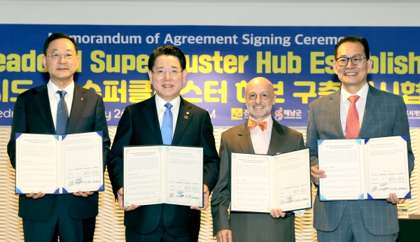 미국을 순방 중인 김영록 전남도지사(왼쪽 두 번째)가 26일(현지 시간) '세계 AI의 심장'인 샌프란시스코 하얏트 호텔에서 퍼힐스(FIR HILLS), 서남해안기업도시개발(주), 해남군과 함께 '솔라시도 AI 슈퍼클러스터 구축' 업무협약을 하고 있다.(사진=전남도)