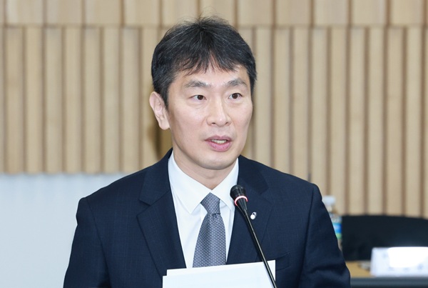 이복현 금융감독원장이 27일 광화문 생명보험교육문화센터에서 열린 보험회사 최고경영자(CEO) 간담회에 참석해 발언하고 있다. (사진=연합뉴스)