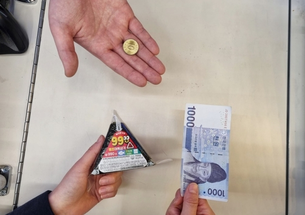 990원에 판매되는 '땡초어묵 삼각김밥'. 일반 삼각김밥(1800원) 대비 절반 가량 저렴하다. (사진=BGF리테일)