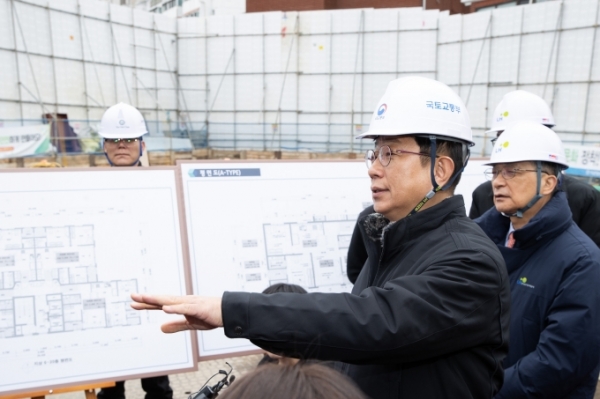 박상우 국토교통부 장관이 5일 서울 은평구 신축매입임대 주택공급 현장을 방문해 이한준 한국토지주택공사 사장 등과 함께 공사 현장을 둘러보며 대화하고 있다. (사진=국토교통부)