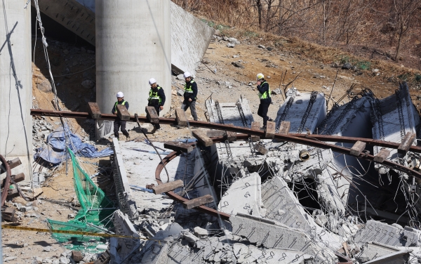 10명의 사상자가 발생한 경기도 안성시 서울세종고속도로 건설 공사 교량 상판 붕괴 사고 현장에서 26일 국토안전관리원 등 관계자들이 사고 현장을 살펴보고 있다. (사진=연합뉴스)