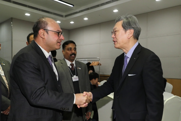 5일 서울 강남구 삼성동 트레이드타워에서 열린 '한-인도 경제인 비즈니스 간담회'에서 윤진식 한국무역협회 회장(오른쪽)이 쉬브 시단트 카울 인도산업협회 한국위원장과 악수를 하고 있다. (사진=한국무역협회)