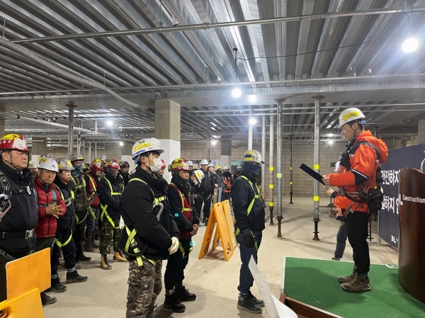 DL건설이 전 현장에서 중대재해 예방 선포식을 진행했다. 사진은 DL건설의 한 현장에서 선포식을 진행 중인 모습. (사진=DL건설)