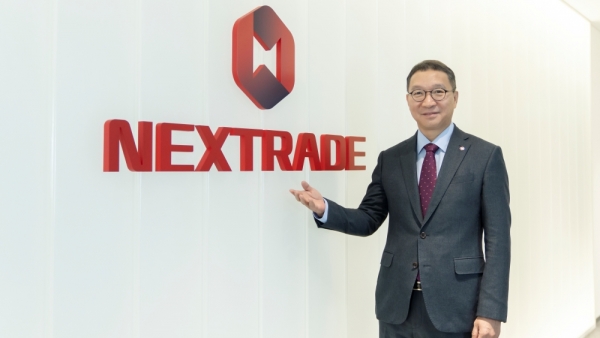 김학수 넥스트레이드 대표와 넥스트레이드 CI (사진=넥스트레이드 홈페이지)