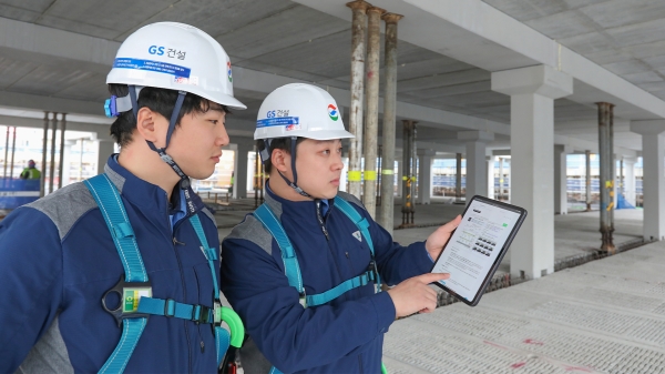 GS건설에서 개발한 AI기반 공사 매뉴얼 '자이북'을 현장에서 사용하고 있는 사진 (사진=GS건설)