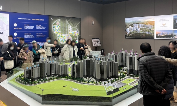 방문객들이 창경궁 롯데캐슬 시그니처의 견본주택을 둘러보는 모습 (사진=롯데건설)