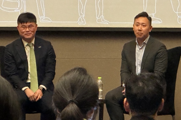 강성수 한국투자신탁운용 상무와 김장호 고려대학교 기술경영전문대학원 교수가 11일 서울시 여의도 콘래드 호텔에서 'ACE TDF ETF 시리즈' 상장 기념 투자 세미나에서 질문을 받고 있다. (사진=박시형 기자)