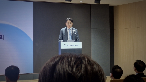 11일 오후 서울시 강서구 소재 대한항공 본사 내 대강당에서 새 CI와 리버리를 공개하는 행사가 열린 가운데 조원태 한진그룹 회장이 인사말을 하고 있다. (사진=문영재 기자)