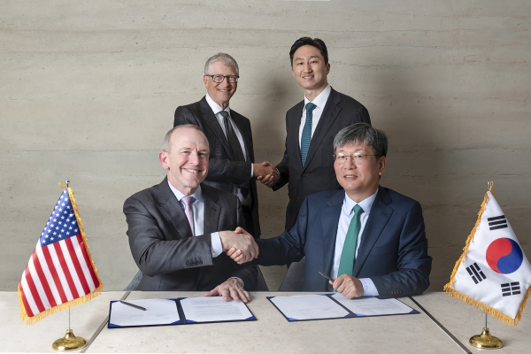 HD현대가 최근 테라파워와 ‘나트륨 원자로의 상업화를 위한 제조 공급망 확장 전략적 협약’을 체결했다. 사진 오른쪽부터 HD현대중공업 원광식 해양에너지사업본부장, HD현대 정기선 수석부회장, 테라파워 빌 게이츠 창업자, 크리스 르베크 최고경영자. (사진=HD현대)