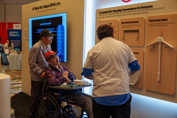 G전자가 세계 최대 규모의 접근성 콘퍼런스인 'CSUN AT 2025'에 참가해 고객 접근성 강화를 위한 제품 및 서비스를 대거 선보였다. 사진은 전시장을 찾은 고객들에게 'LG 컴포트 키트'를 소개하고 있는 모습. (사진=LG전자)