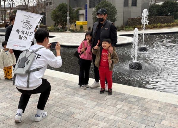 HDC현대산업개발은 이달 22일 여주 아이파크를 시작으로 2025년 홈커밍데이 서비스를 운영할 계획이다. 사진은 지난해 아이파크 입주민들이 사전점검행사에서 아이들과 함께 즉석 사진을 촬영하고 있는 모습. (사진=HDC현대산업개발)