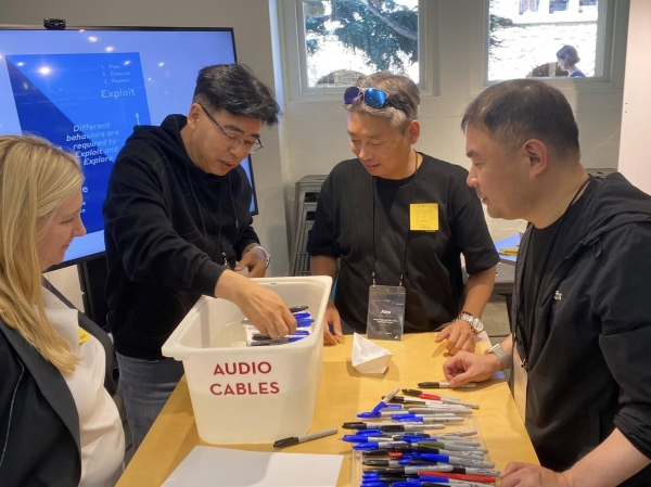 'GS 비욘드 혁신과정'에 참여한 GS건설 직원들이 스탠포드대 워크샵에 참여한 모습 (사진=GS건설)