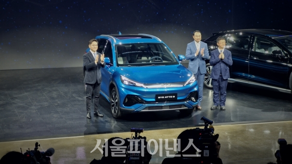 (왼쪽부터) 조인철 BYD코리아 승용부문 대표, 류쉐량&nbsp;BYD 아시아태평양 자동차영업사업부 총경리, 딩하이미아오 BYD코리아 대표가 국내 첫 출시 모델 아토3와 기념촬영을 하고 있다 (사진=문영재 기자)&nbsp;&nbsp;