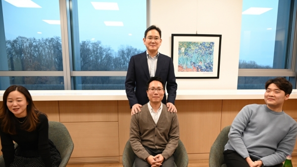 지난해 새해 첫 경영행보로 서울 우면동 삼성리서치를 방문한 이재용 삼성전자 회장이 6G를 포함한 차세대 통신 기술 동향 및 대응방안을 점검하고 임직원들을 격려했다. (사진=삼성전자)