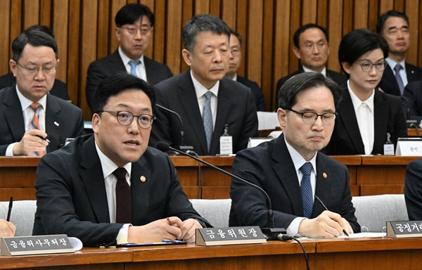 김병환 금융위원장(왼쪽)이 18일 국회에서 열린 홈플러스·MBK 파트너스 및 삼부토건 관련 긴급 정무위 현안질의에서 의원 질의에 답하고 있다. (사진=연합뉴스)