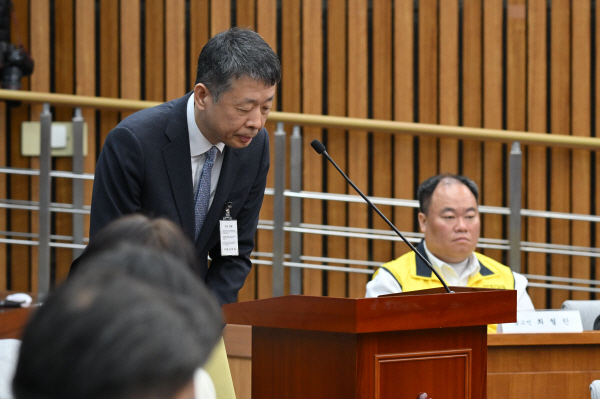 18일 국회에서 열린 정무위 전체회의 홈플러스·MBK 파트너스 및 삼부토건 관련 긴급 현안질의에서 김광일MBK 파트너스 부회장 겸 홈플러스 공동 대표가 고개숙여 인사하고 있다. (사진=연합)
