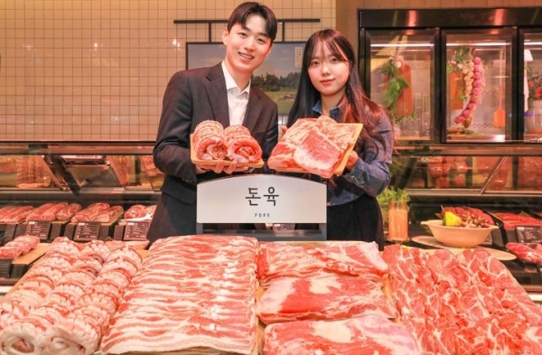 20일 서울 강남구에 위치한 현대백화점 무역센터점에서 현대백화점 관계자들이 자체 돈육 브랜드 '현대 셀렉티드(Selected) 포크'를 설명하고 있다. (사진=현대백화점)