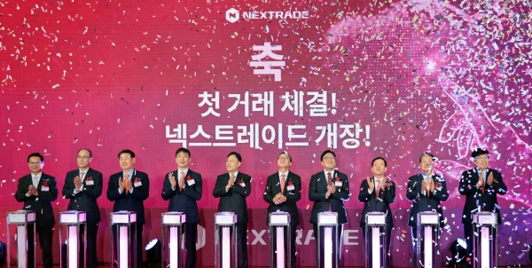 4일 오전 서울 영등포구 여의도 금융투자센터빌딩에서 열린 국내 최초 대체거래소(ATS) '넥스트레이드(NXT)' 개장식에서 주요 내빈들이 개장 기념 세리머니를 하고 있다.왼쪽 세번째부터 정은보 한국거래소 이사장, 이복현 금융감독원장, 윤한홍 국회 정무위원회 위원장, 김학수 넥스트레이드 대표, 김병환 금융위원장, 서유석 금융투자협회장. (사진 = 연합뉴스)