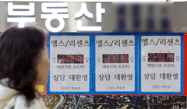 정부가 토지거래허가구역 해제를 번복하고 강남 3구(강남·서초·송파) 및 용산구 아파트로까지 지정 대상 지역을 전격적으로 확대하면서 시장에 혼란이 더해지고 있는 20일 서울 송파구의 부동산 중개업소 모습.(사진=연합뉴스)