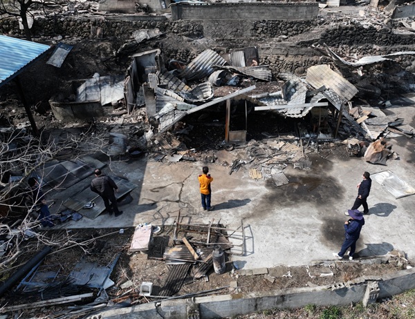 경남지역에서 발생한 산불로 경남 산청군 시천면 외공마을 주택이 전소돼 있다. (사진=연합뉴스)