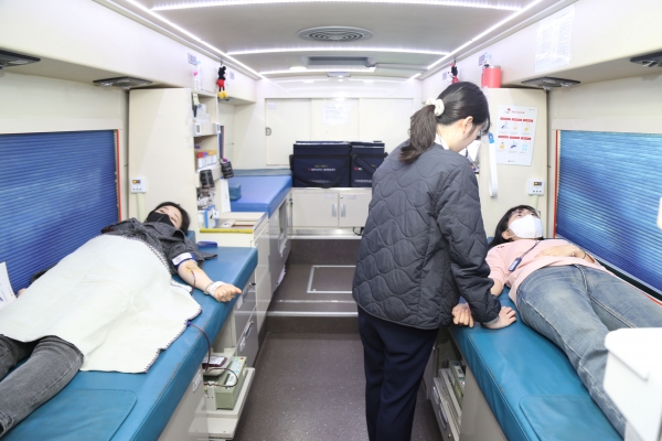 DL그룹 직원이 26일 서울 종로구 돈의문 디타워 본사에 배치된 헌혈 버스에서 헌혈을 하고 있다. (사진=DL그룹) 