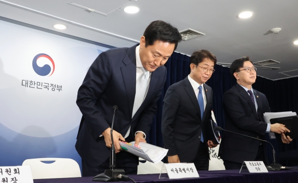 오세훈 서울시장이 19일 서울 종로구 정부서울청사에서 열린 주택시장 안정화 방안 발표에서 기자의 질문에 답하고 있다. (사진=연합뉴스)