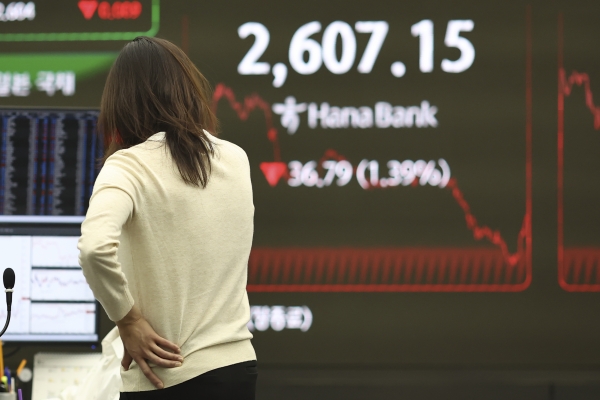 코스피가 전장보다 36.79포인트(1.39%) 내린 2607.15에 장을 마친 27일 하나은행 본점 딜링룸에서 딜러들이 업무를 보고 있다. (사진=연합뉴스)