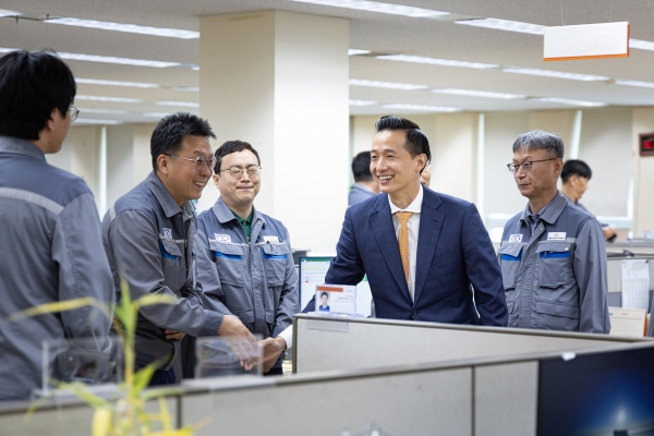 지난해 한화오션 거제사업장을 방문해 직원들과 인사를 나누는 김동관 한화그룹 부회장 모습. (사진=한화)