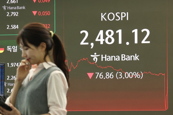 1년 5개월간 금지됐던 국내 주식시장 공매도가 재개된 31일 서울 중구 하나은행 딜링룸에서 한 딜러가 상황을 주시하고 있다. (사진=연합뉴스)