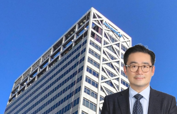 서울 강남구 논현동에 위치한 두산건설 본사와 이정환 대표이사.