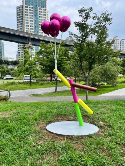 2025 한강 조각전 대표 작품 '전강옥' 작가의 '날아오르는 사람'. (사진=크라운해태제과)