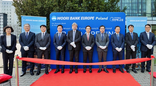 (왼쪽부터)유럽우리은행 정현숙 법인장, LG전자 김유선 폴란드법인장, 한국항공우주산업 이원혁 유럽법인장, 현대로템 서준모 유럽방산법인장, 피오트르 오스타셰프스키 前주한 폴란드대사, 우리은행 류형진 글로벌그룹장, 임훈민 주폴란드 대한민국 대사, KOTRA 이정훈 바르샤바무역관장, SK IET 박병철 폴란드법인장, 유럽우리은행 이정우 폴란드지점장이 우리은행 폴란드지점 개점식에 참석해 기념촬영을 하고 있다. (사진=우리은행)