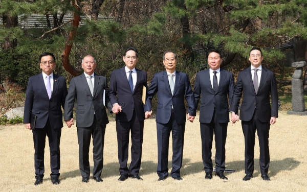 한덕수 대통령 권한대행 국무총리가 1일 서울 종로구 삼청동 총리공관에서 경제안보전략TF 회의에 앞서 기념사진을 촬영하고 있다. 왼쪽부터 최상목 부총리, 정의선 현대차 회장, 이재용 삼성전자 회장, 한총리, 최태원 SK 회장, 구광모 LG 회장. (사진=연합뉴스)