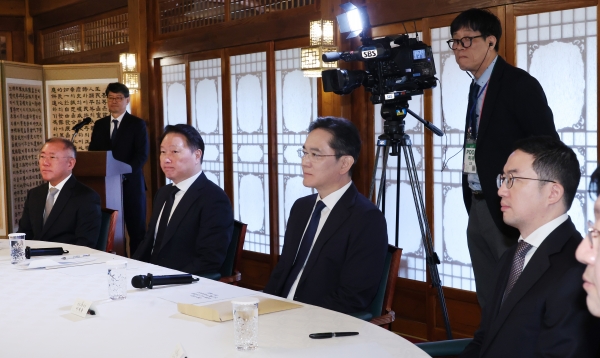 한덕수 대통령 권한대행 국무총리 주재로 1일 서울 종로구 삼청동 총리공관에서 경제안보전략TF 회의가 열렸다. 정의선 현대차(왼쪽부터), 최태원 SK, 이재용 삼성전자, 구광모 LG 회장이 발언을 경청하고 있다. (사진=연합뉴스)