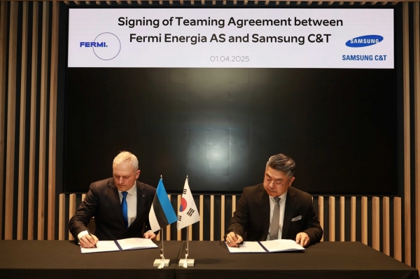 에스토니아 SMR 사업 업무협약 체결식에서 칼레브 칼레멧 페르미 에네르기아 CEO와 김정은 삼성물산 건설부문 원전영업팀장(상무)(사진 오른쪽)이 협약서에 서명하고 있다. (사진=삼성물산)