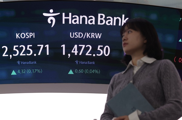 2일 오전 서울 중구 하나은행 본점 딜링룸에서 딜러가 업무를 보고 있다. (사진=연합뉴스)